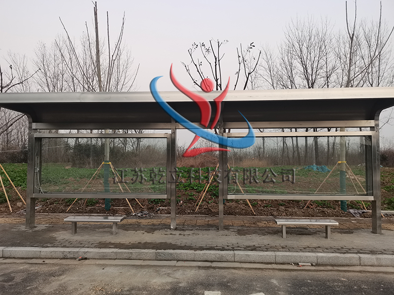不銹鋼候車亭材質(zhì)耐腐蝕，使用壽命長